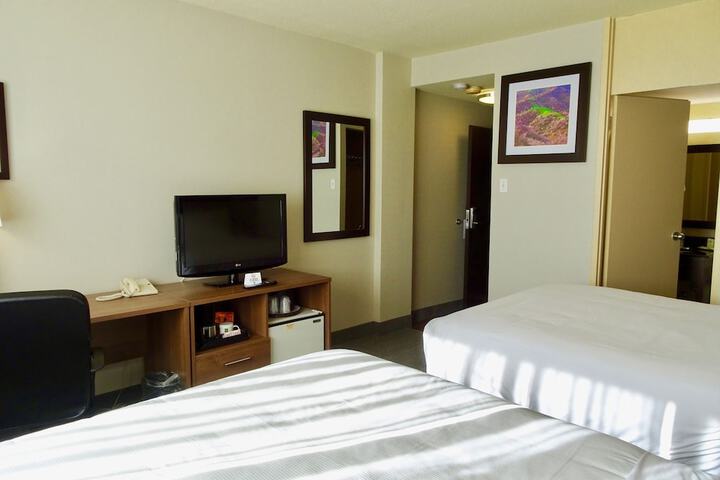 1 Queen Bed (12 of 15)