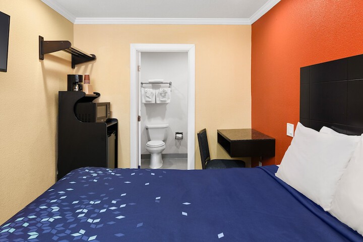 1 Queen Bed (15 of 16)