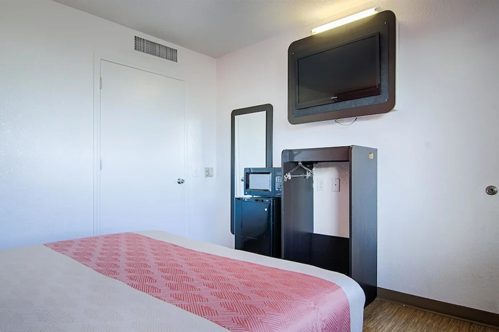 Room 4 of 18