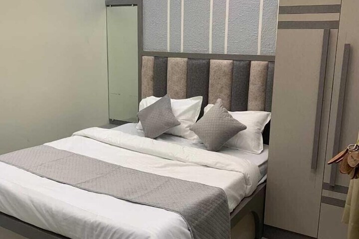 Room 6 of 11