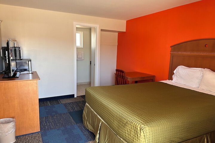 Room 8 of 33