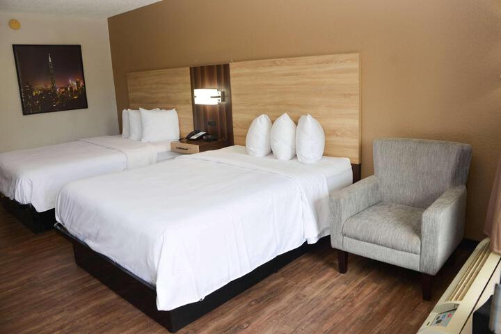1 Queen Bed Deluxe Mobility Accessible (3 of 10)