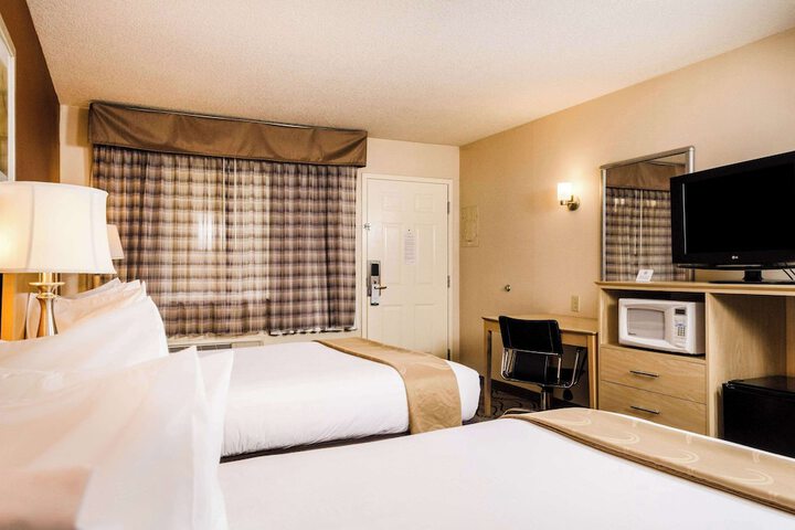 2 Queen Beds (3 of 8)