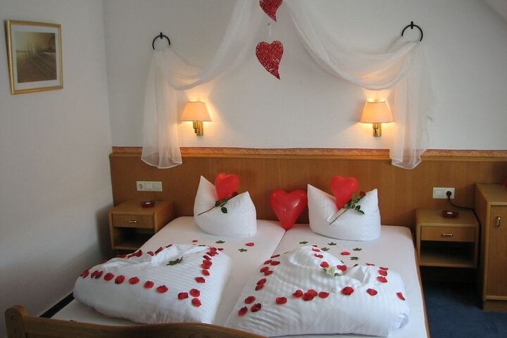 Room 6 of 38
