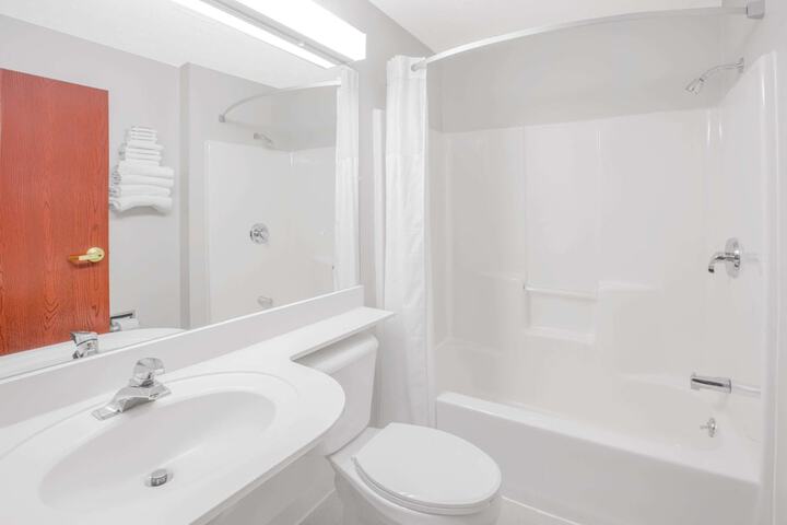 1 Queen Bed Accessible Room (13 of 18)