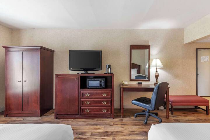 2 Queen Beds (3 of 16)