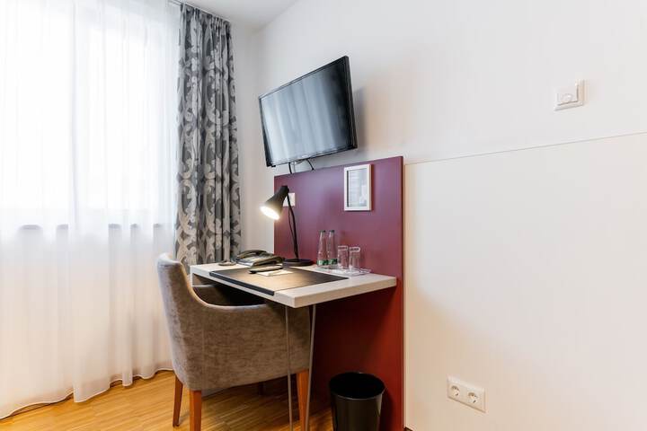 Room 17 of 33