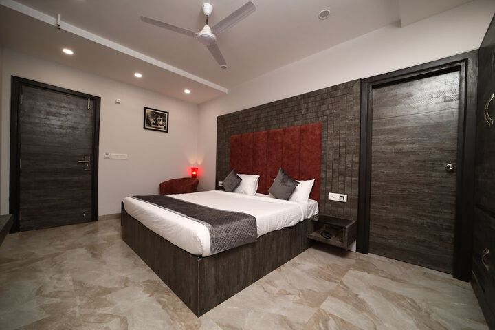 Room 8 of 30