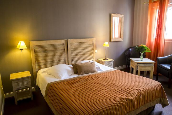 Room 21 of 102