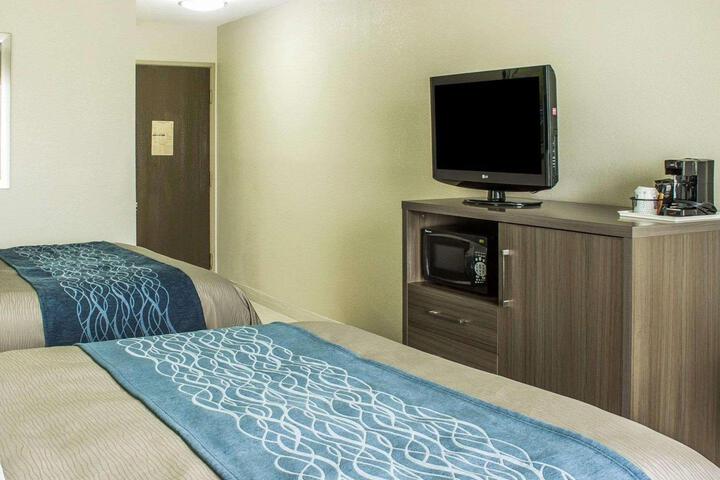 1 Queen Bed (7 of 10)