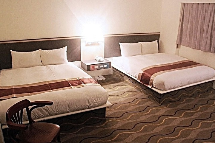Room 4 of 8