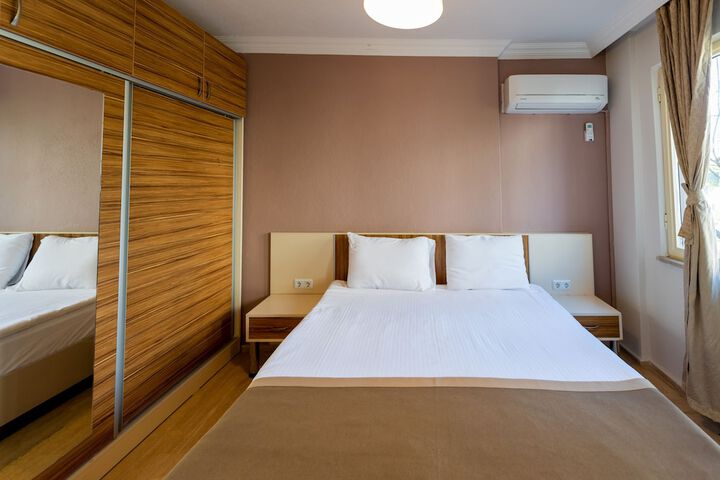 Room 5 of 93