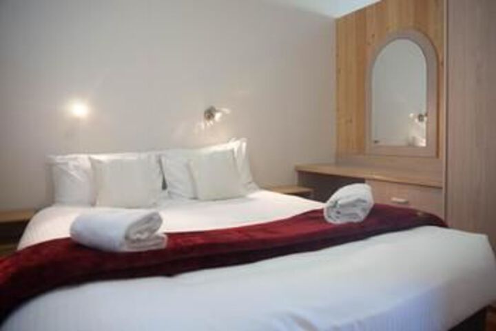 Room 6 of 13