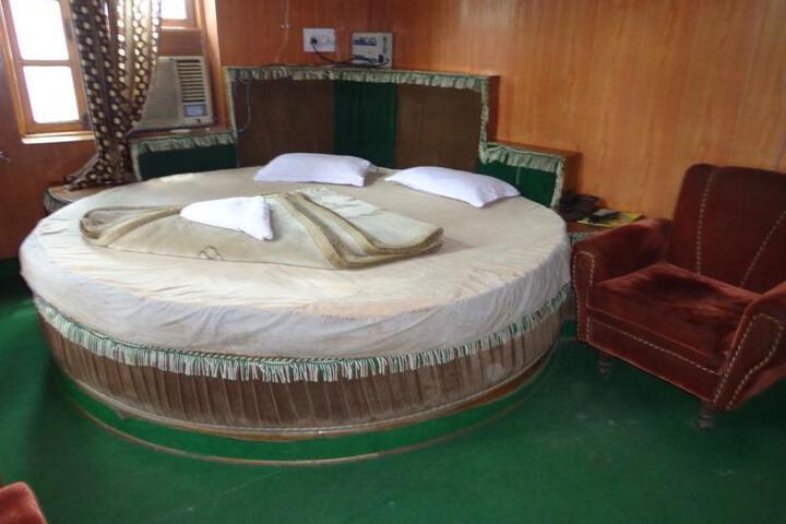 Room 4 of 5
