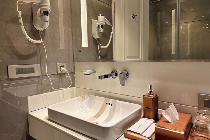 Room 34 of 37