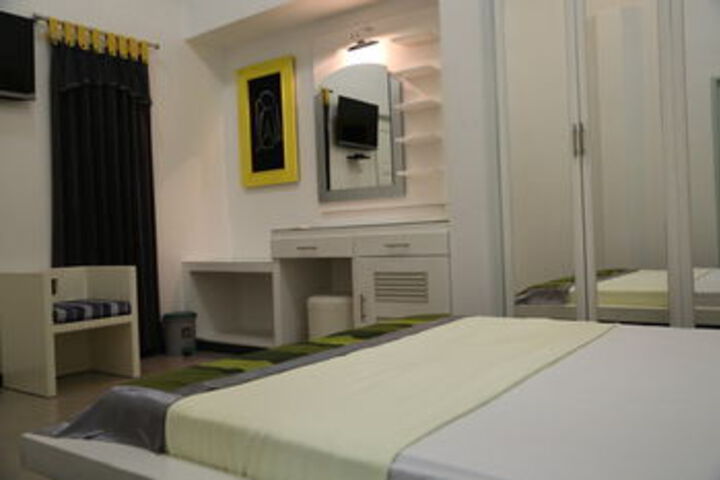 Room 14 of 33