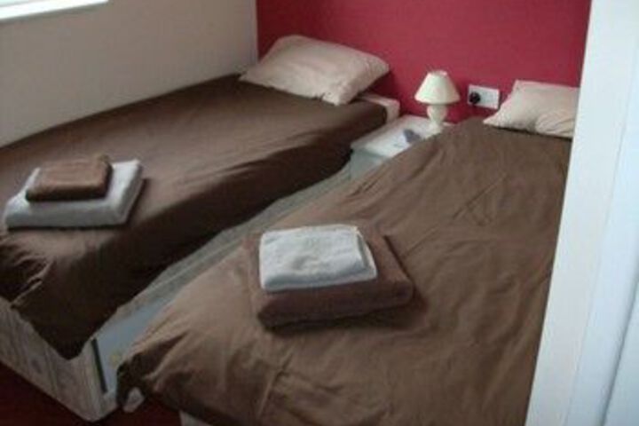 Room 4 of 18