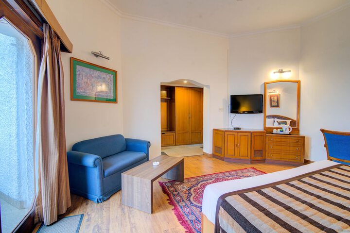 Room 4 of 7