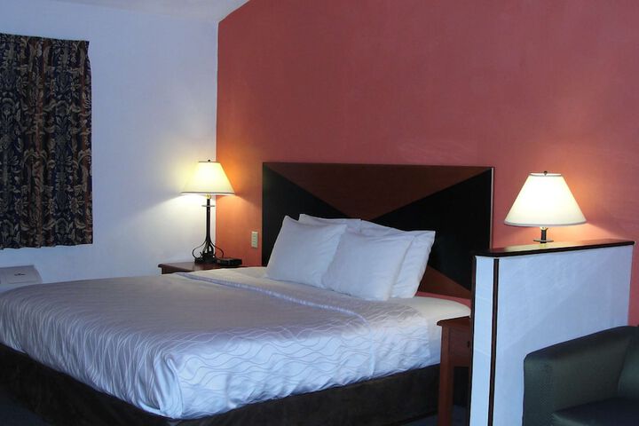 1 King Bed Microwave and Refrigerator WiFi Continental Breakfast (10 of 19)