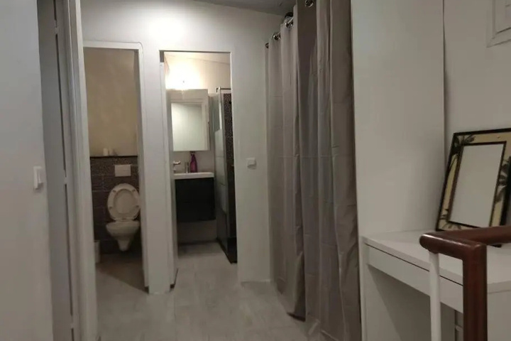 Room 5 of 12