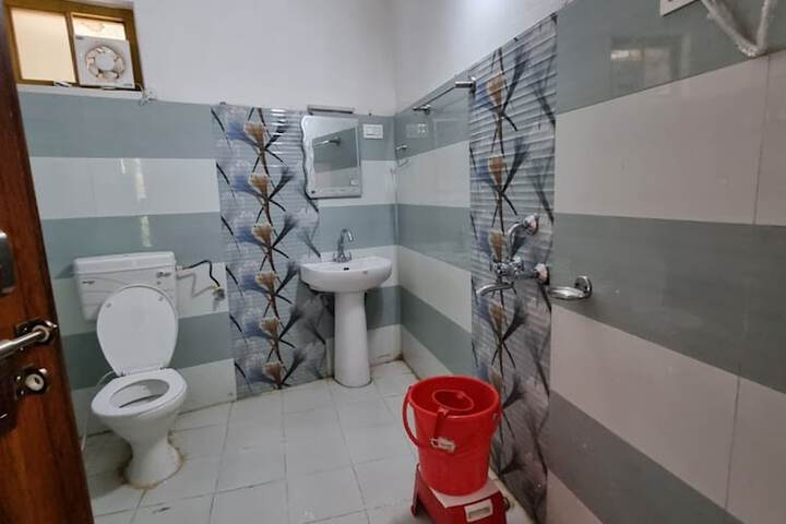 Room 6 of 8