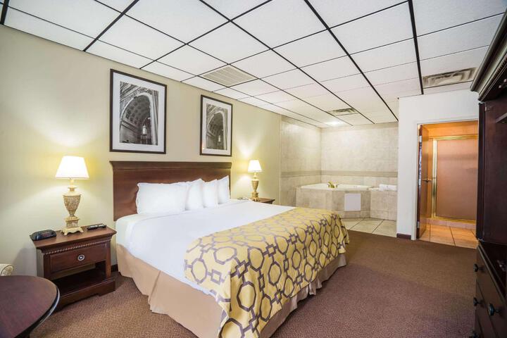 2 Queen Beds (4 of 12)