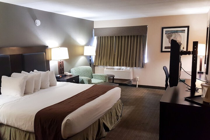 2 Queen Beds (12 of 18)