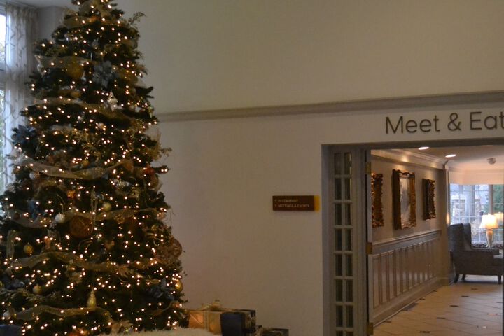 Lobby lounge