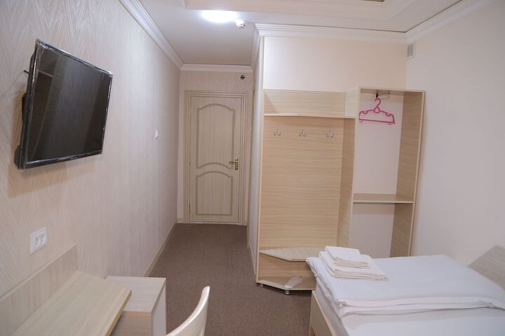 Room 7 of 18