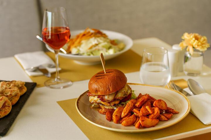 Dining 81 of 100