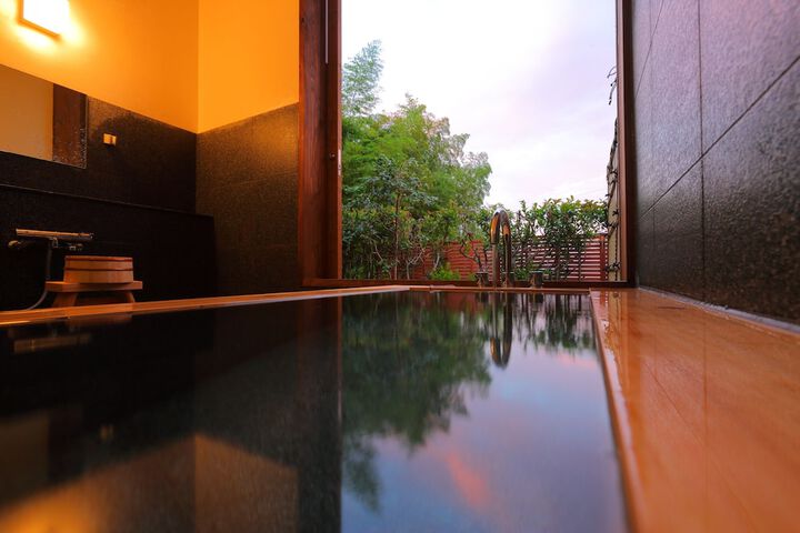 Deep soaking bathtub