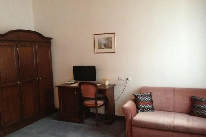 Room 2 of 8