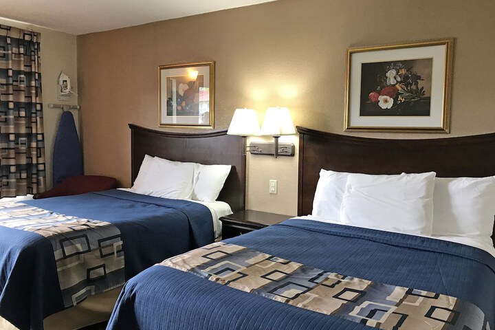 1 Queen Bed (4 of 11)