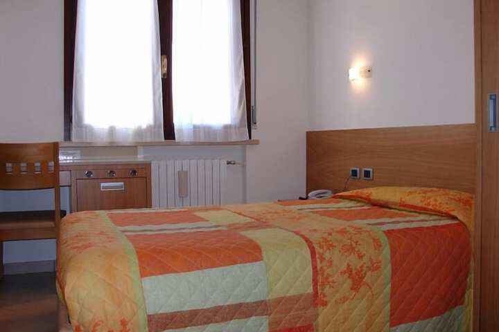 Room 6 of 11