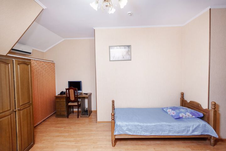 Room 6 of 17