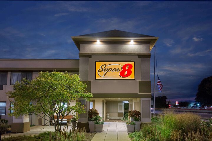 Super 8 by Wyndham Beloit