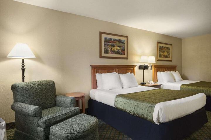 1 Queen Bed (6 of 6)