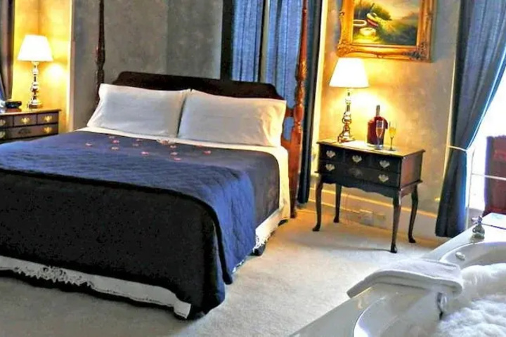 Room 6 of 11
