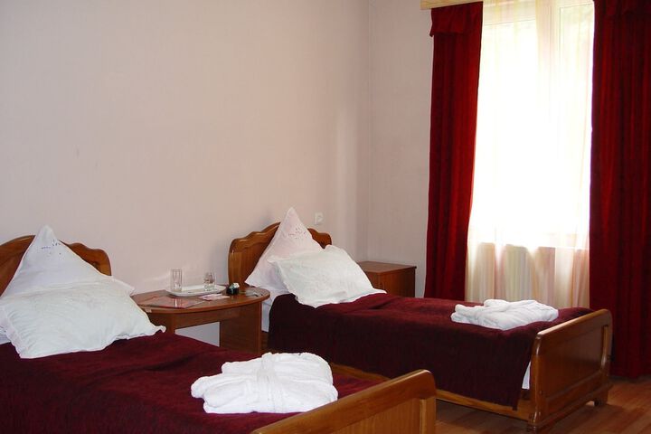 Room 7 of 9