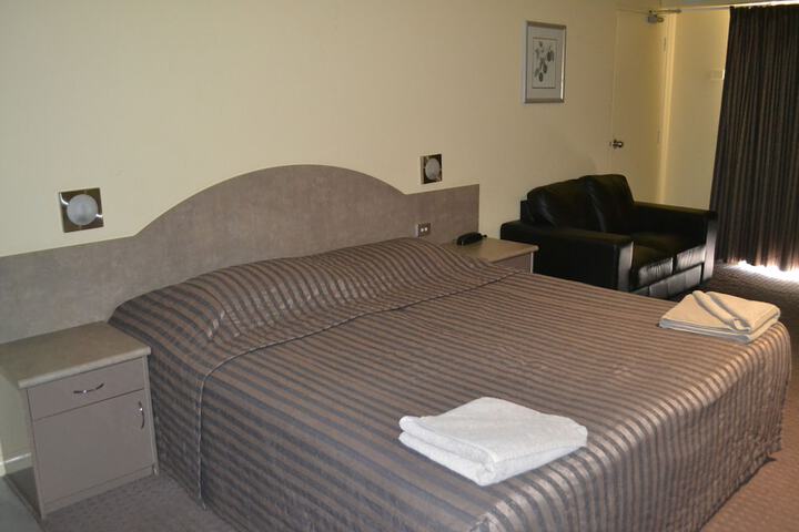 Room 7 of 122