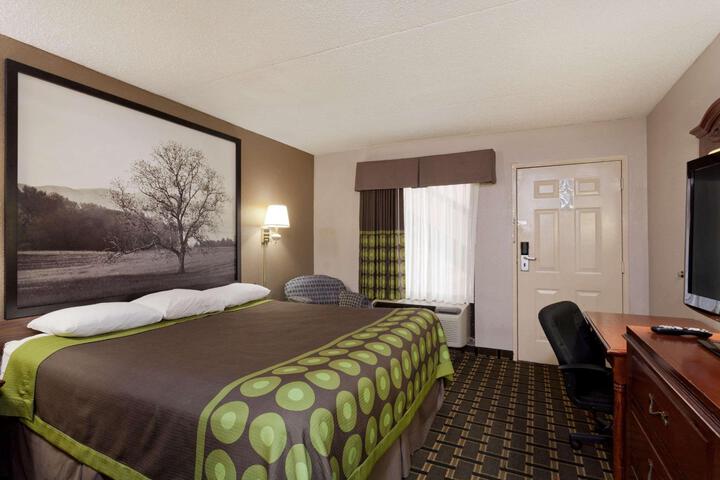 1 King Bed (3 of 9)
