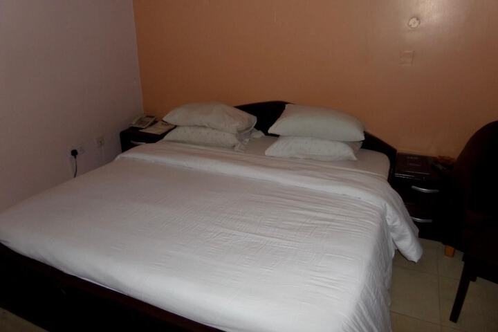 Room 6 of 25