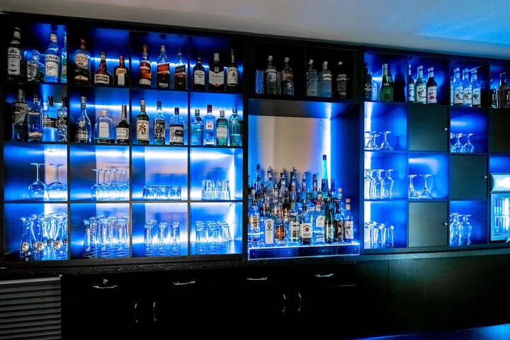 Lounge 46 of 64