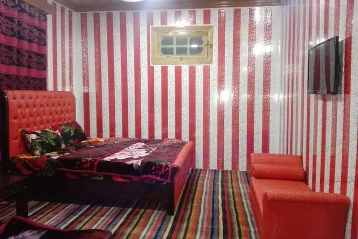 Room 5 of 12
