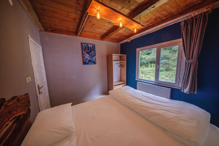 Room 4 of 16