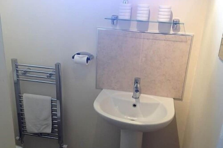 Room 4 of 7