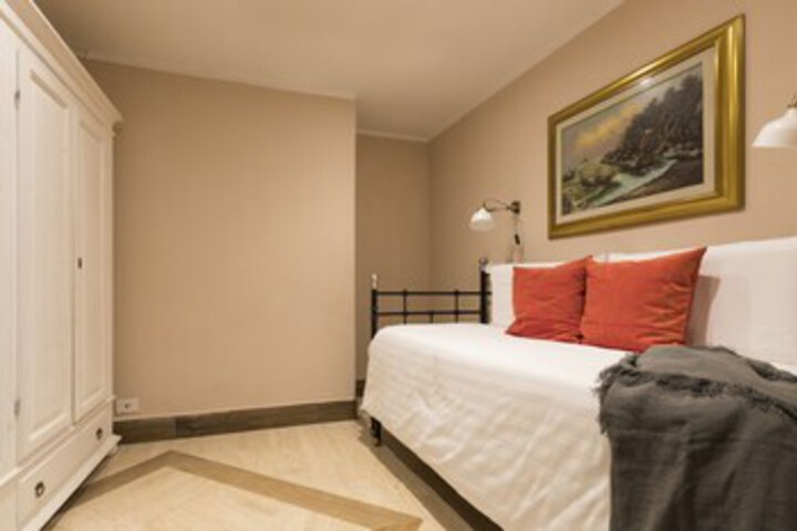 Room 13 of 28