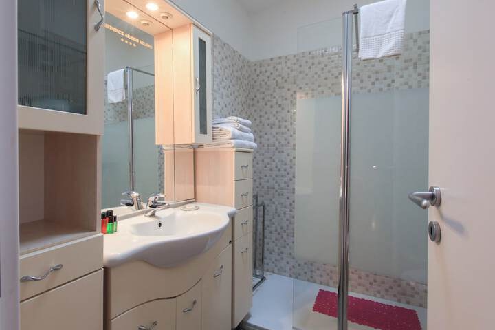 Room 21 of 32