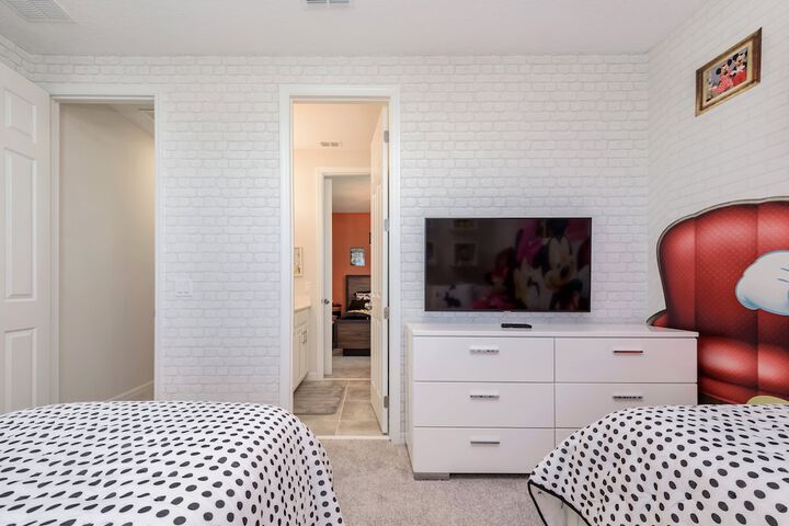 Room 5 of 74