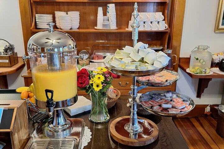 Breakfast/Coffee Service 82 of 101